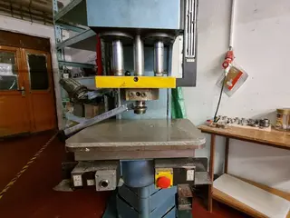 Styl Plzeň 13. Vysekávací lis hydraulický 25D