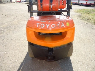 Vysokozdvižný vozík TOYOTA