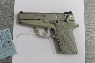 Zbraň - Samonabíjecí pistole Smith&Wesson