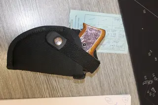 Zbraň - Samonabíjecí pistole Walther