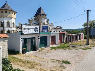 D8 Znojmo - pozemek u zámeckého areálu se stavbou neevidovanou v katastru nemovitostí